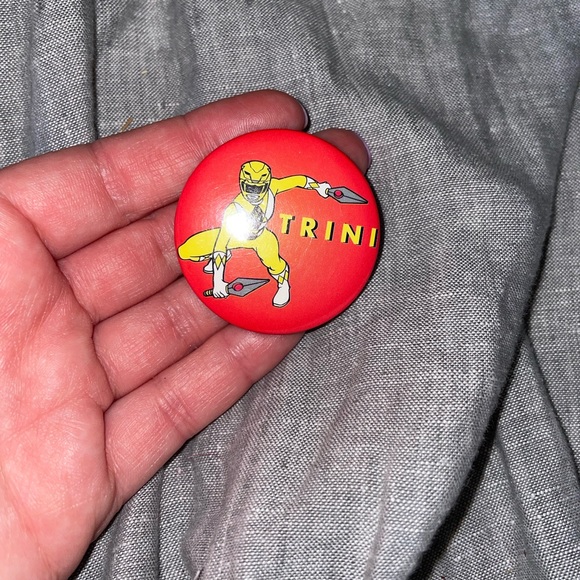 Vintage 90s Power Rangers yellow ranger Trini pin - Picture 2 of 3